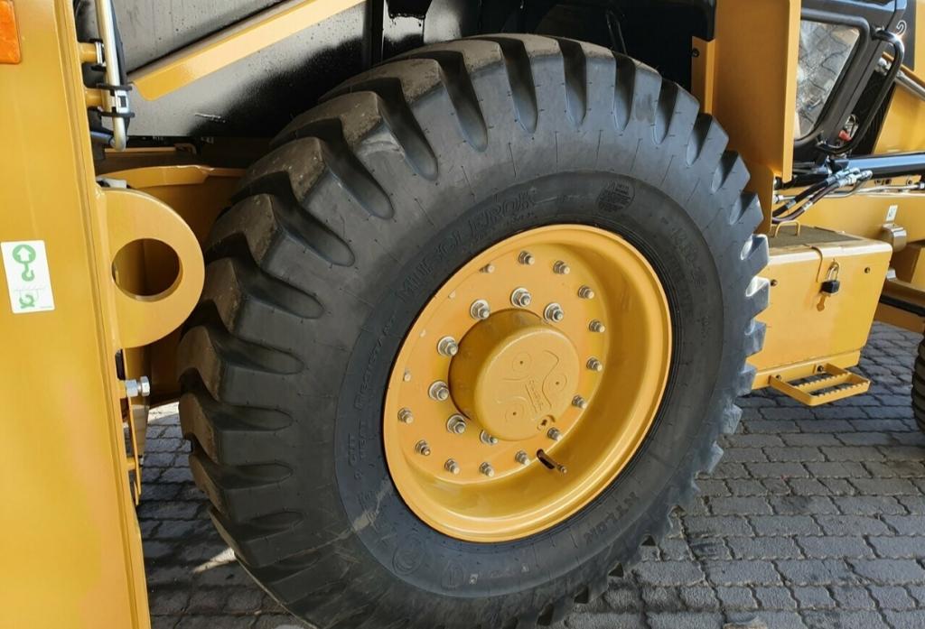 Tractopelle Caterpillar 424B – Image 13